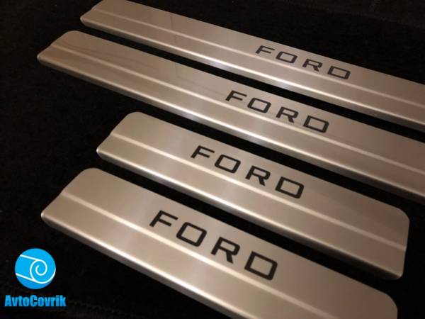 Накладки на пороги Ford Focus 3(Форд Фокус 3) Рестайлинг ступенькой  надпись краской